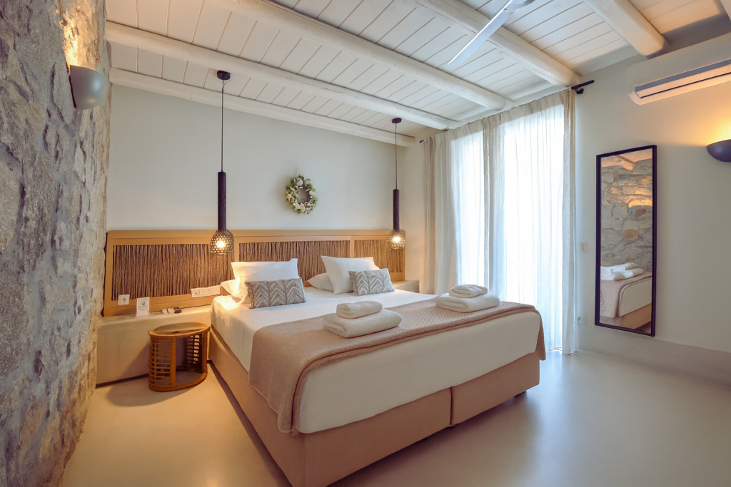 <h2>QUEEN-SIZE BED LUXURY SUITE WITH PRIVATE POOL</h2>